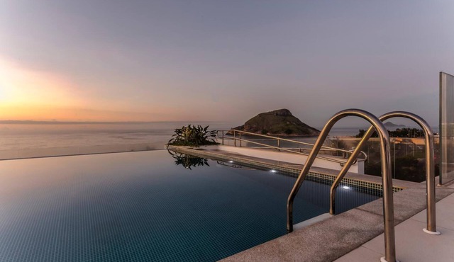 Relaxing Accommodations for Couple Getaway | 0.9 Mi from Parque do Marapendi
