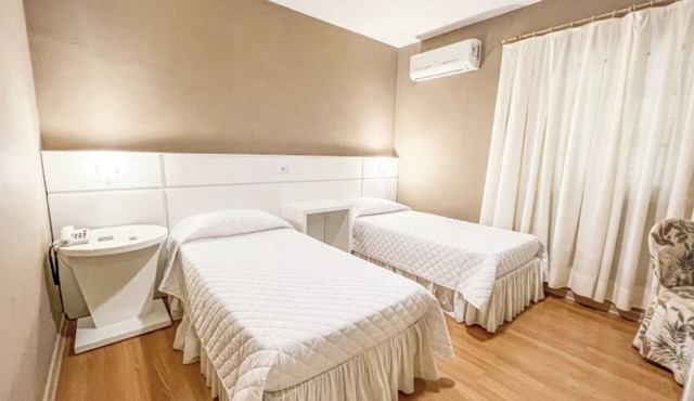 Relaxing Double Twin Room Close to Waterfall Hikes and Majestic Canyon Formation