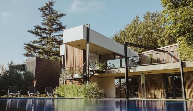 Rio Cuarto Wellness Retreat: Hot Tub, Sauna & 2 Pools | 10 Mins to IAH Airport