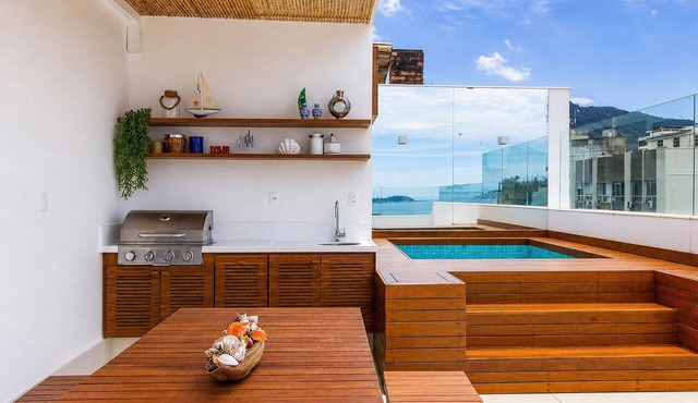 Rio026 - Duplex penthouse with sea view in Leblon