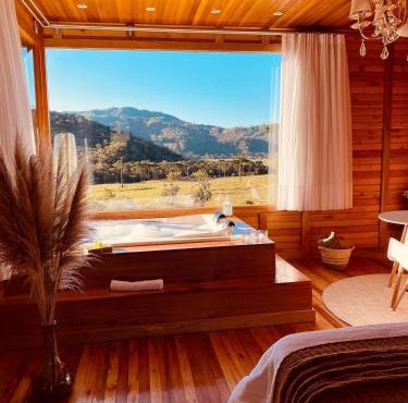 Romantic Getaway with Jacuzzi and Breakfast in Rancho Queimado