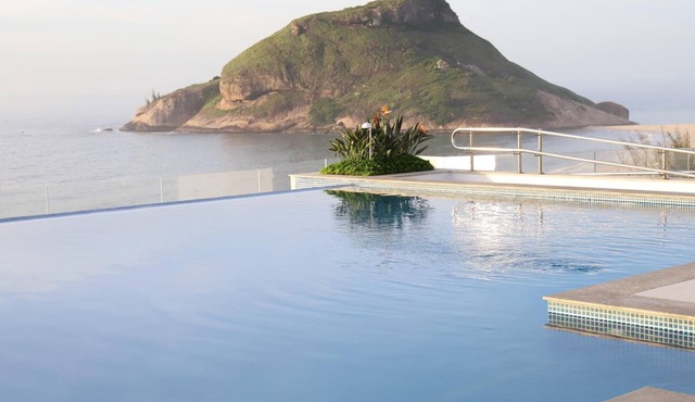 Romantic Getaway Room w/Panoramic Oceanic Views Over Recreio Beach