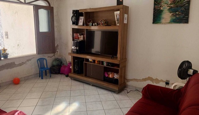Room with two single beds near the airport.