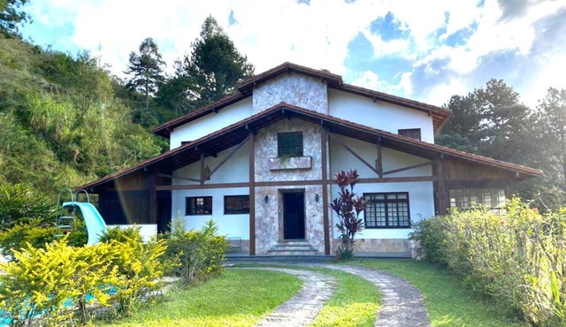 Rustic Country Estate - 5 spacious and comfortable suites in a peaceful retreat.