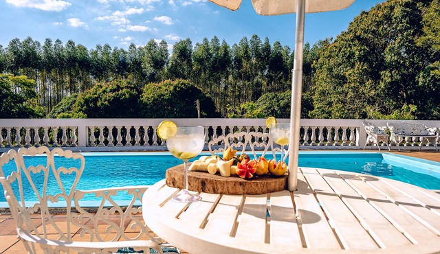 Sítio com piscina e lagoa particular