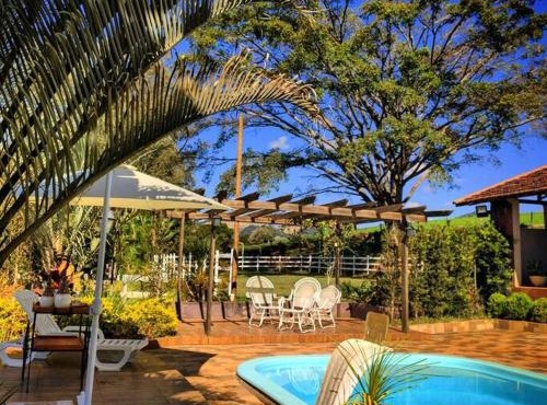 Sítio com piscina cercada por belas paisagens