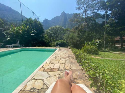 Sítio com piscina e churrasqueira
