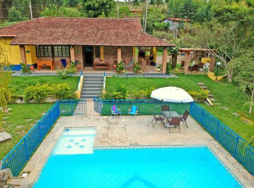 Sítio com piscina e lago