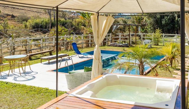 Sítio com SPA, lareira e piscina - Piranguinho, MG