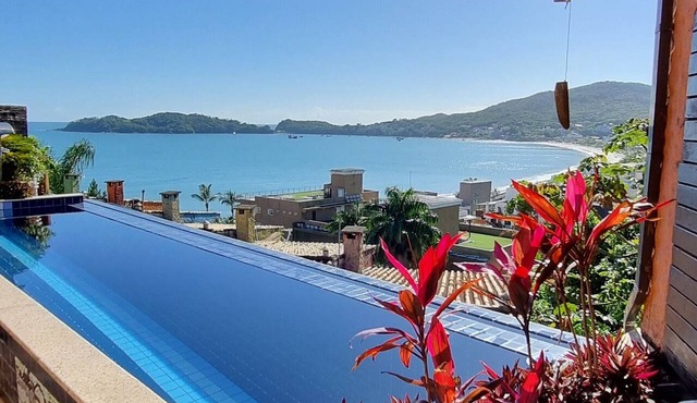 SANTORINI HOUSE - HEATED POOL - 4BEDROOM - 140MT FROM BOMBINHAS BEACH,