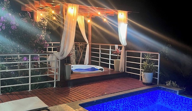 Simple house with a hot tub, swimming pool and a beautiful view in Mairiporã