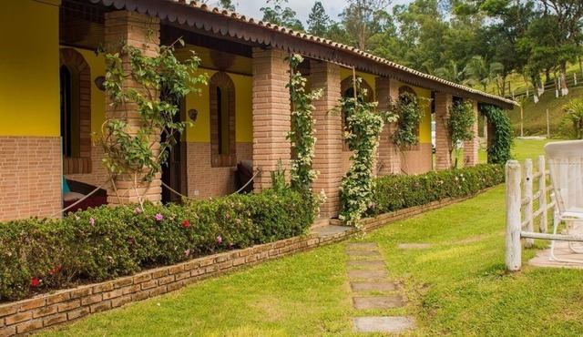 Site with waterfall, 6 suites, swimming pool, ballroom