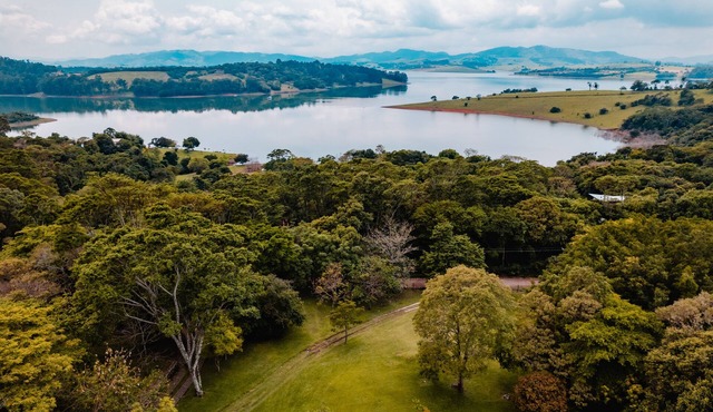 Sitio à Beira da Represa - Um Refúgio de Paz e Diversão