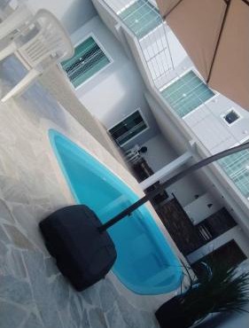 Sobrado em Piçarras com piscina
