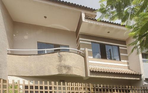 Sobrado grande disponível em ótima localização