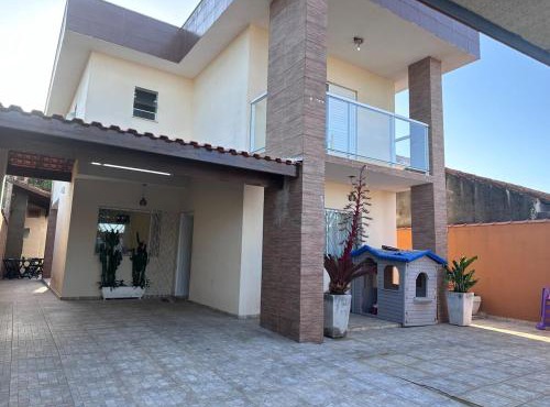 Sobrado top com piscina, espaço gourmet, próximo à praia com Ar Condicionado