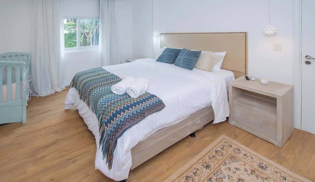 Spacious 2BR Apt with Crib and Office Walk to Malls