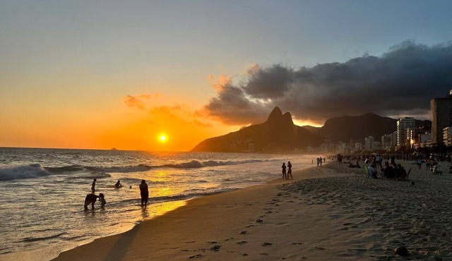 Spacious 5-bedroom apartment in Ipanema, Rio de Janeiro with AC