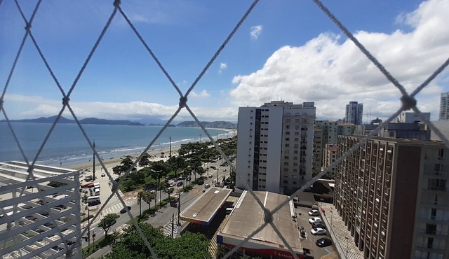 spacious and comfortable apartment with 3 bedrooms (2 suites) facing the sea with beautiful views