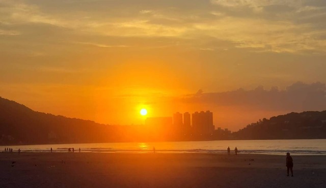 Spacious, beautiful apartment - 3 blocks from the beach!