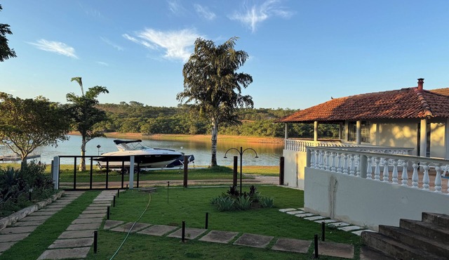 Spacious house facing the Carmo do Cajuru reservoir with a ramp for boats and jet skis.