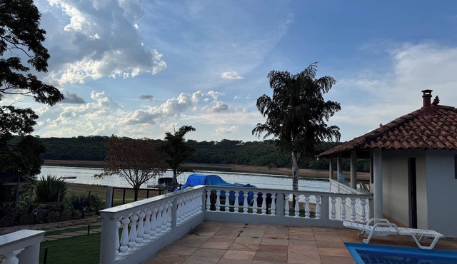 Spacious house on the banks of the Carmo do Cajuru reservoir in Minas Gerais, with a ramp for boats and jet skis.