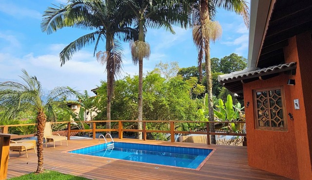 Spacious house with garden and heated pool. A paradise close to everything