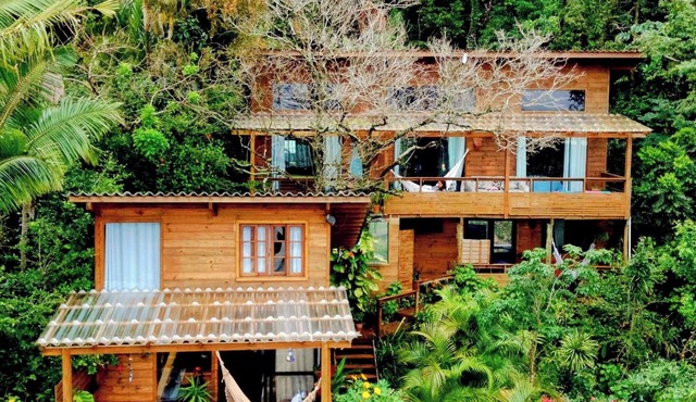 Spacious house with ocean view in Florianópolis, sleeps up to 12 guests.