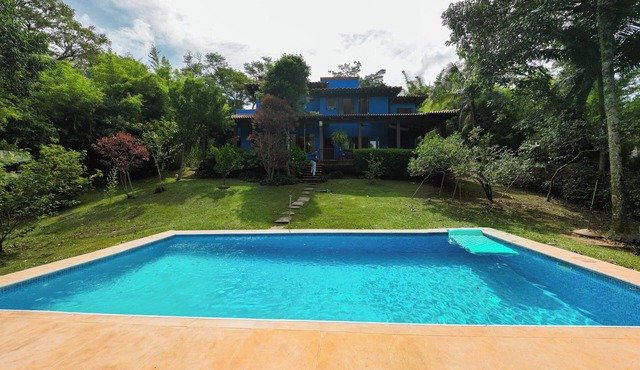 Spacious house with large pool and barbecue area near São Paulo.