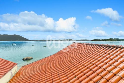 Spacious House with Sea View