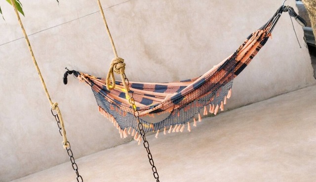 Spacious, tree-lined house with a hammock for relaxing. Playground, close to the airport.