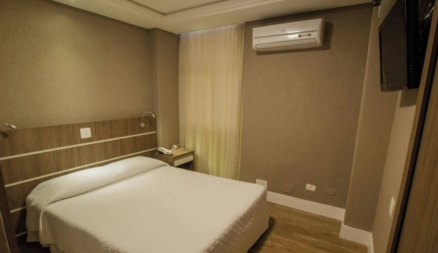 Stay Without Barriers: Perfect Master Suite Retreat in Civic Center Curitiba