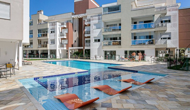 Steps from the sea: with pool and barbecue