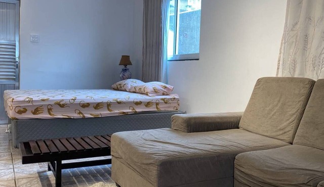 Studio apartment with 50m2 in Laranjeiras, close to shops and 15 minutes walk from the Corcovado cable car.