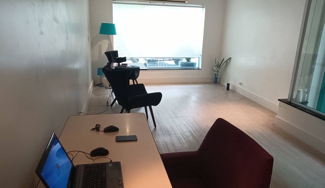Studio space (up to 2 people) in an upscale and safe neighborhood!