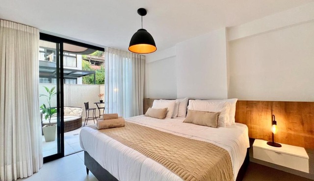 Studio completo - Cama king - Varanda - Ótima localização