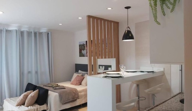 Studio Equipado em Apartamento Clube com Academia no Centro de Curitiba MID Home