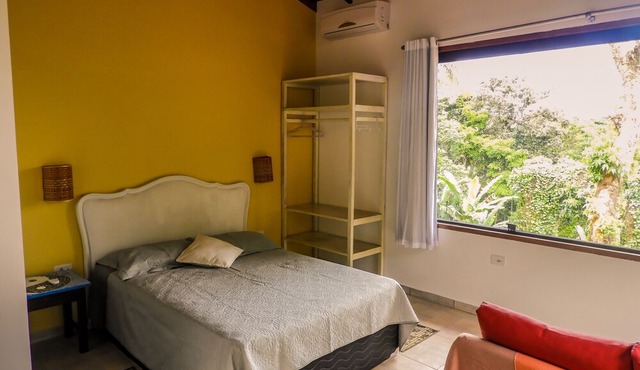 Studio integrated with nature in Vermelhinha do Centro