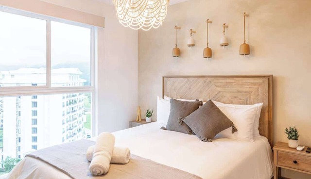 Stylish Apt w/Mountain Views & Luxury Amenities