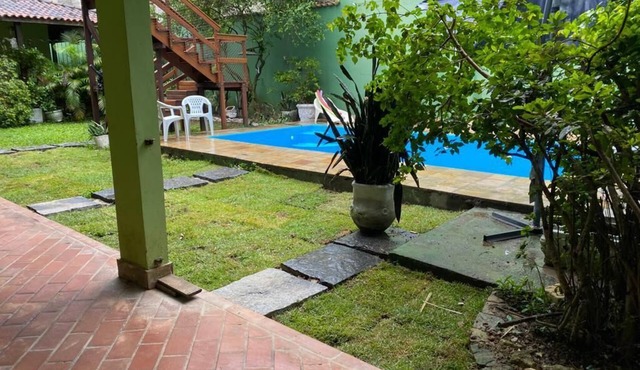 Suítes aconchegantes com piscina e praia