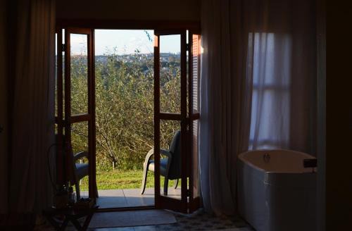 Suítes Celeste, Cabana no Vale dos Vinhedos com Banheira e Café da Manhã Colonial Incluso