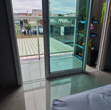 suite ampla em sobrado com ar e garagem