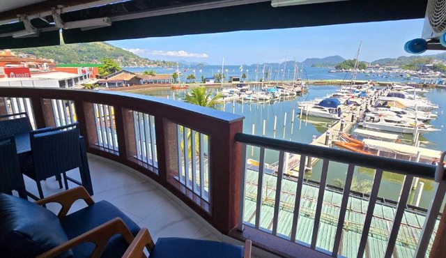 SUPER FLAT 180 graus em Angra dos Reis , Frente Mar na Marina Piratas com estacionamento gratuito