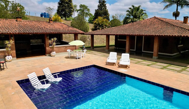 Swimming pool with beach, 5 bedrooms, fireplace, bonfire, 120km from SP. Monte Verde 50km away