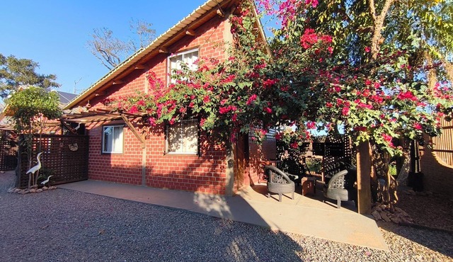 Tarumã Challes 02: Complete chalet, 2 bedrooms, balcony and barbecue, pets allowed.