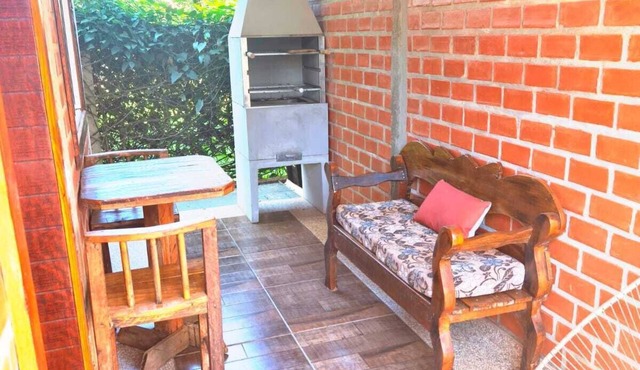 Tarumã Challes 03, complete chalet with balcony and barbecue, pets allowed.