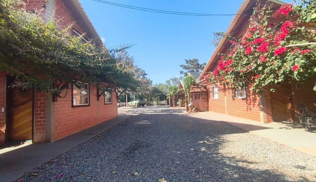 Tarumã Challes 04, Complete chalet with balcony and barbecue, pets allowed.
