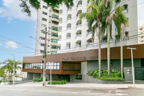 The Bridge by Viva - Prédio com piscina no terraço e academia em Floripa