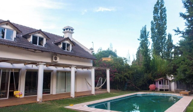 Tranquil villa with WiFi and Pool in Chacras de Coria