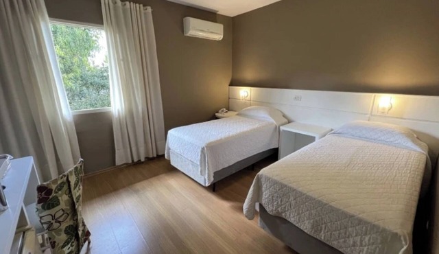 Two Bright Twin Retreat Close to Forest Trails, River Walks and Canyon Lookouts